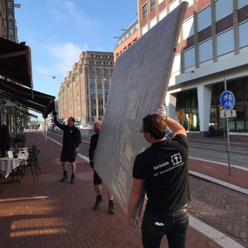 Transport van de bruikleen aan de Vijzelstraat in Amsterdam